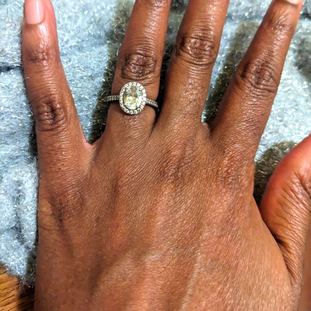 Engagement ring - Picture 3 of 9